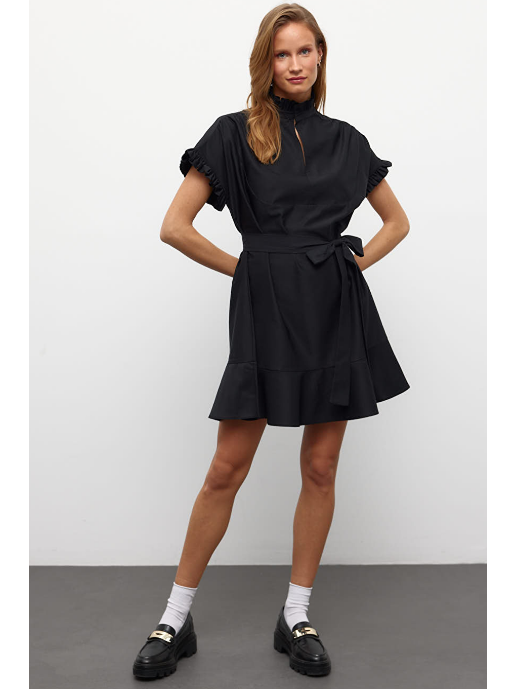 Muni Muni Düz Renk  Kısa Kollu Fırfır Detaylı Kuşaklı Elbise-Siyah-3