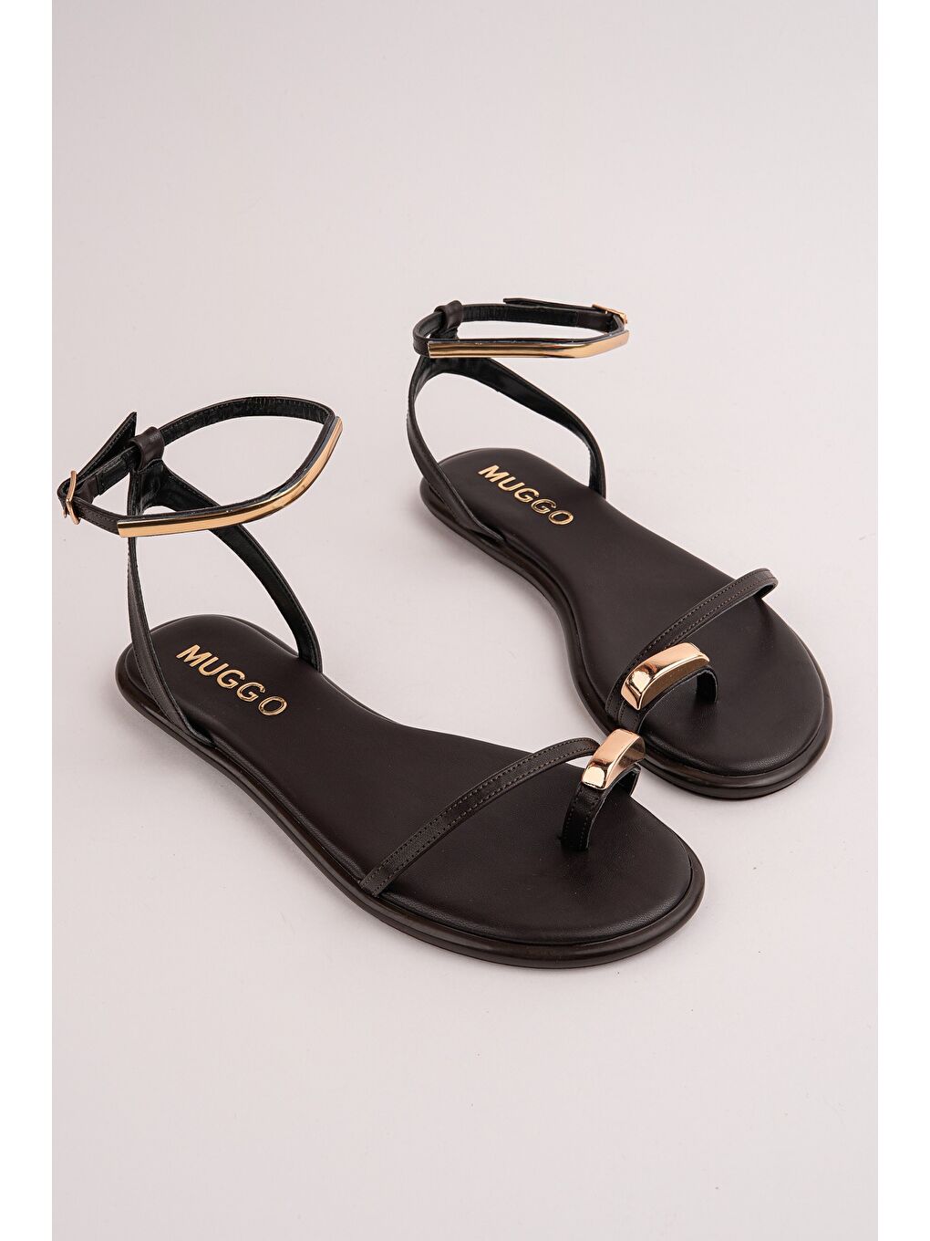 Kahverengi MALDİV Parmak Arası Gold Metal Detaylı Bilekten Bağlamalı Düz Kadın Sandalet