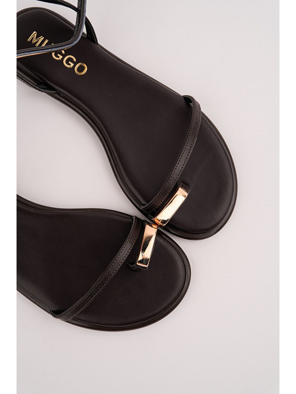 Kahverengi MALDİV Parmak Arası Gold Metal Detaylı Bilekten Bağlamalı Düz Kadın Sandalet-1