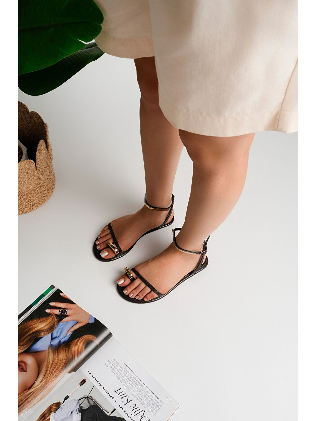 Kahverengi MALDİV Parmak Arası Gold Metal Detaylı Bilekten Bağlamalı Düz Kadın Sandalet-5