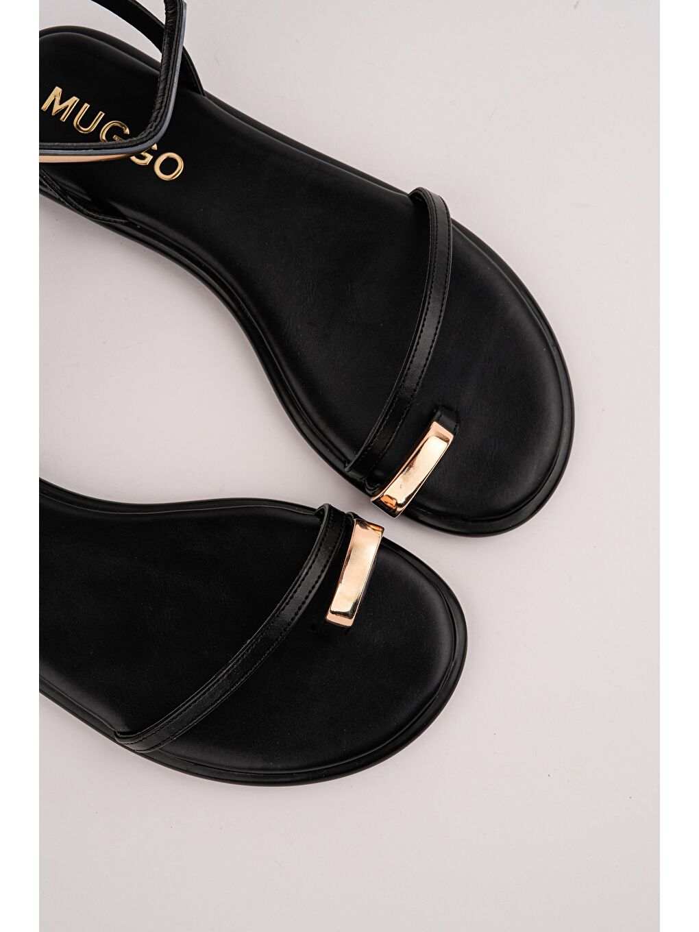 Siyah MALDİV Parmak Arası Gold Metal Detaylı Bilekten Bağlamalı Düz Kadın Sandalet-1