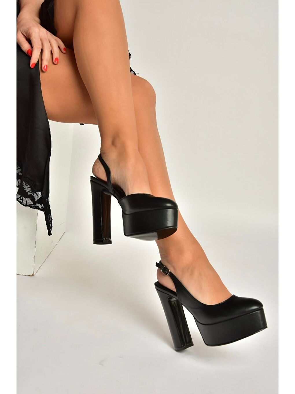 Siyah Kadın Topuklu Ayakkabı Y246195109-2