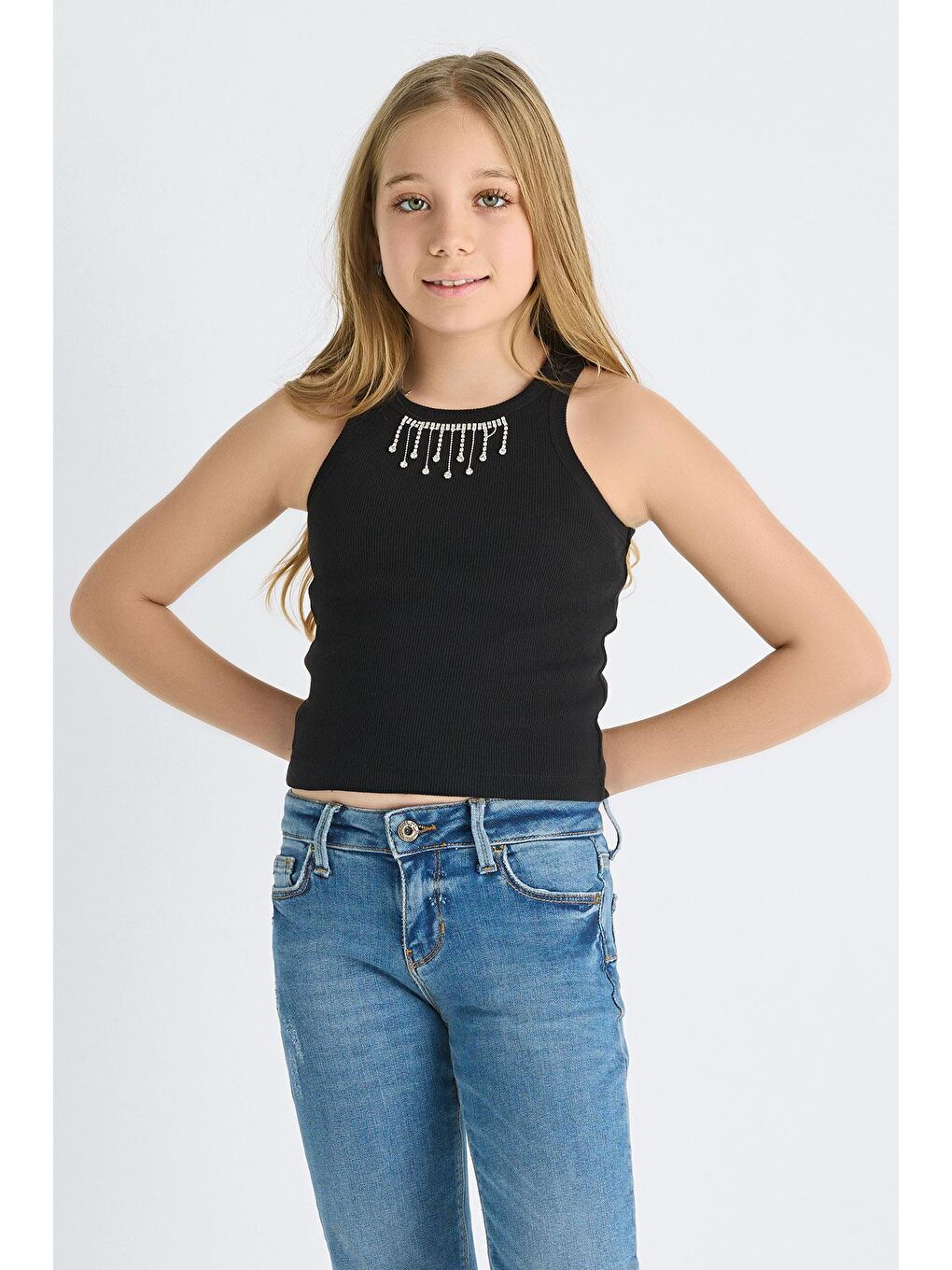 Bisiklet Yaka Sıfır Kol Siyah Renk Kız Çocuk Taşlı Crop Tshirt-1