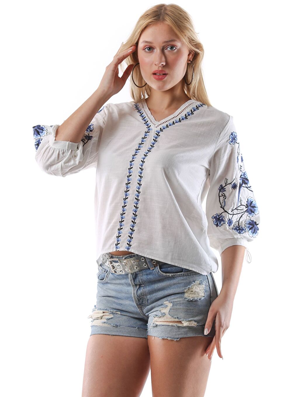 Beyaz V Yaka 3/4 Kol Nakışlı Dokuma Bluz-3