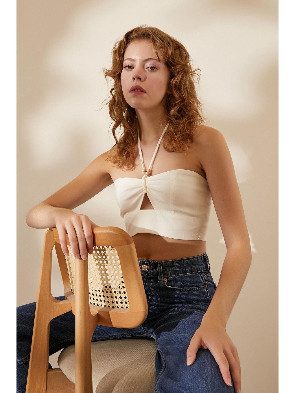 Beyaz Bağlamalı Boncuk Detaylı Gipeli Crop