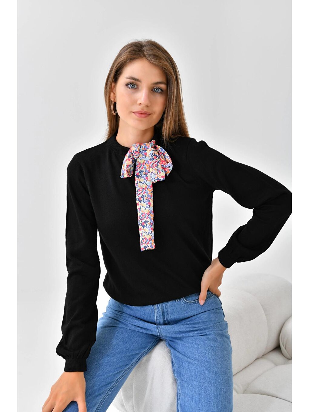 Siyah Fular Detaylı Bisiklet Yaka Triko Kazak