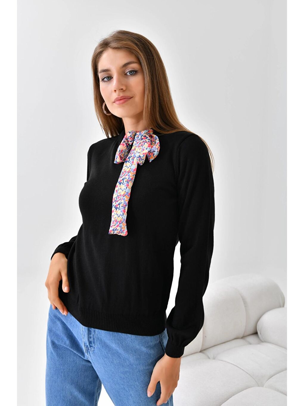 Siyah Fular Detaylı Bisiklet Yaka Triko Kazak-1
