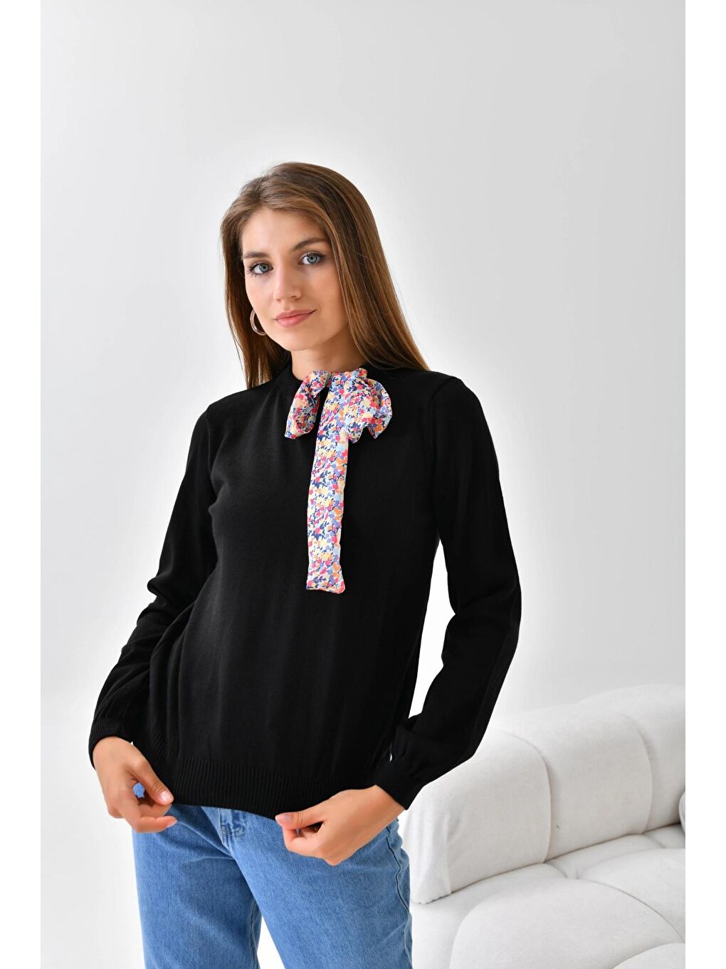 Siyah Fular Detaylı Bisiklet Yaka Triko Kazak-3