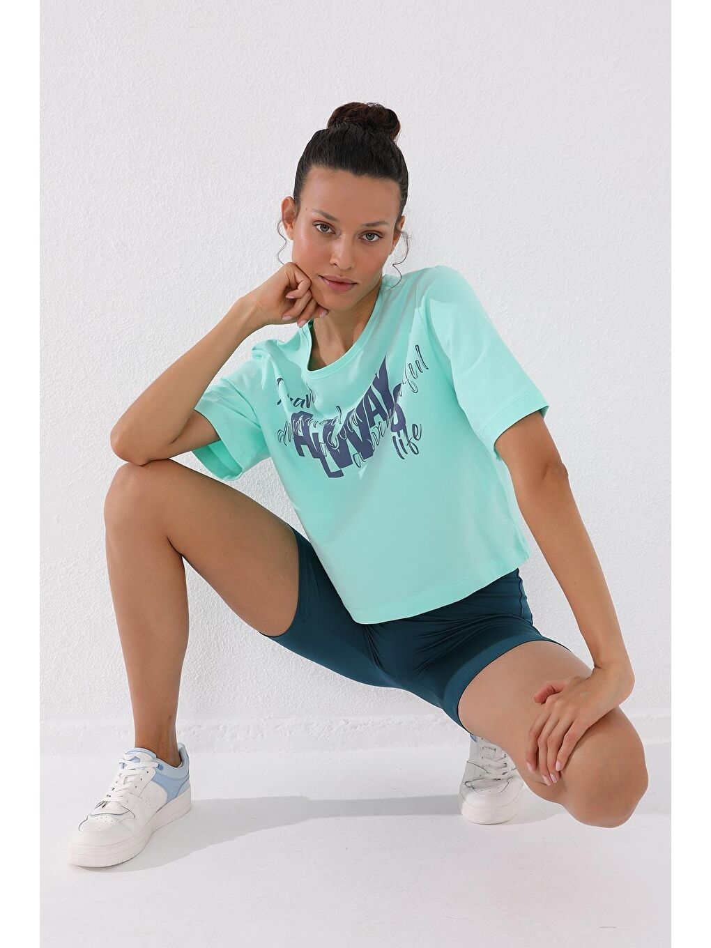 TOMMYLIFE Koyu Mint Yeşili Mint Yeşili Asimetrik Yazı Baskılı O Yaka Kadın Oversize T-Shirt - 97136 - 1