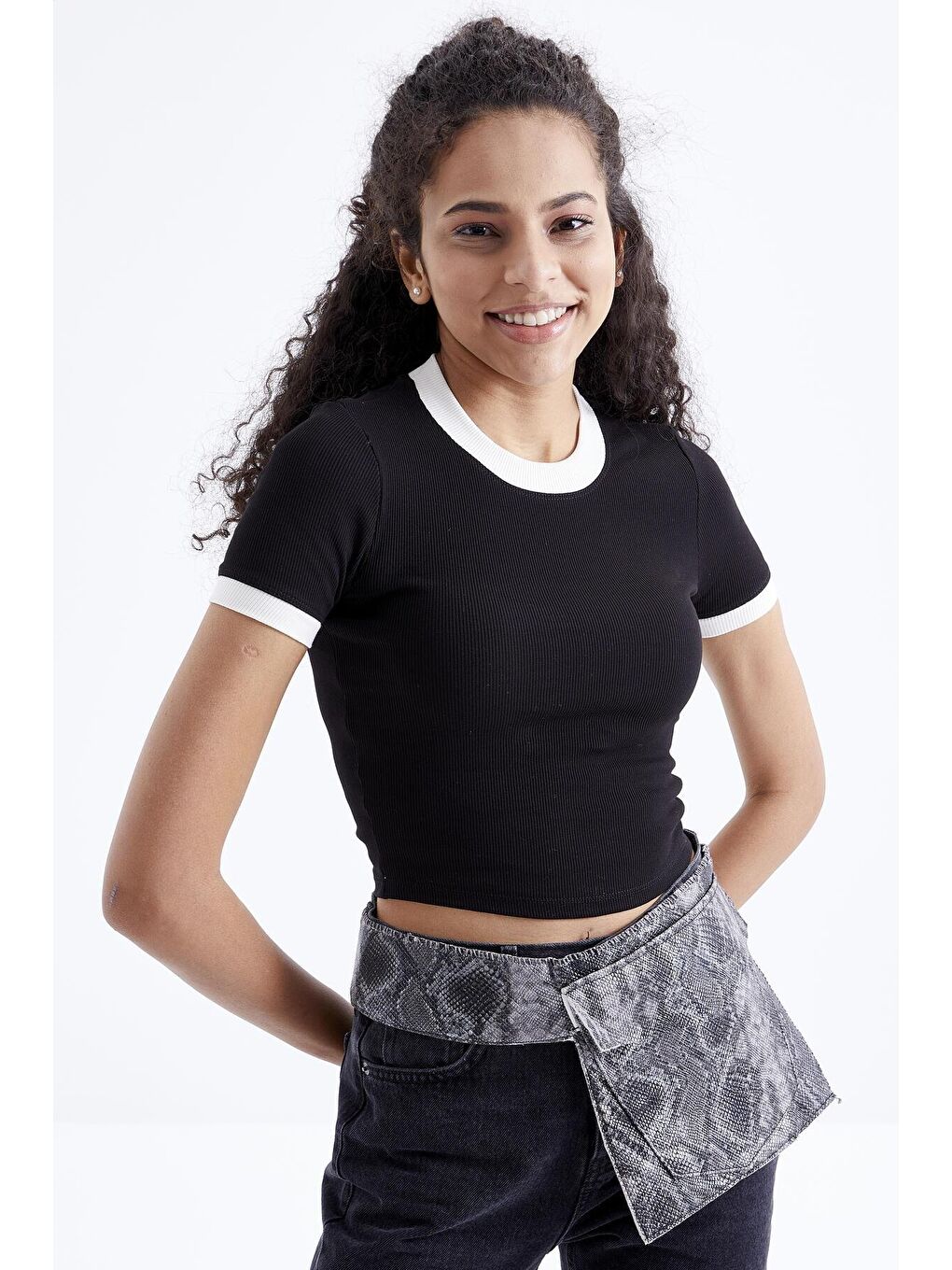 TOMMYLIFE Siyah Basic Kol Detaylı O Yaka Kadın Crop Top T-Shirt - 97200