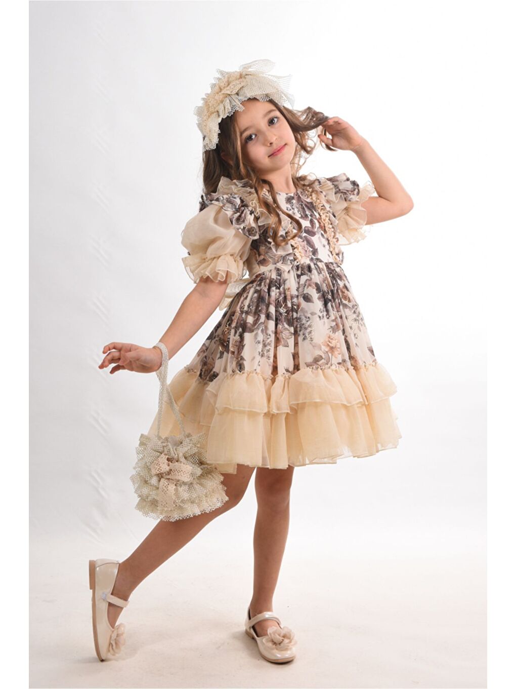 Bej Elbise Çanta ve Taç Aksesuarlı Fırfır Detaylı Kız Çocuk Elbise-2