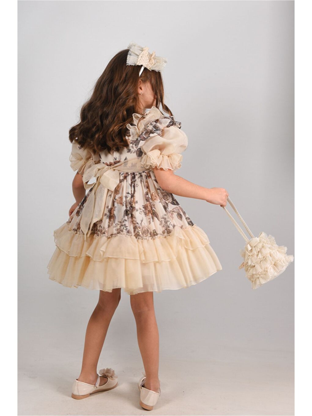 Bej Elbise Çanta ve Taç Aksesuarlı Fırfır Detaylı Kız Çocuk Elbise-4