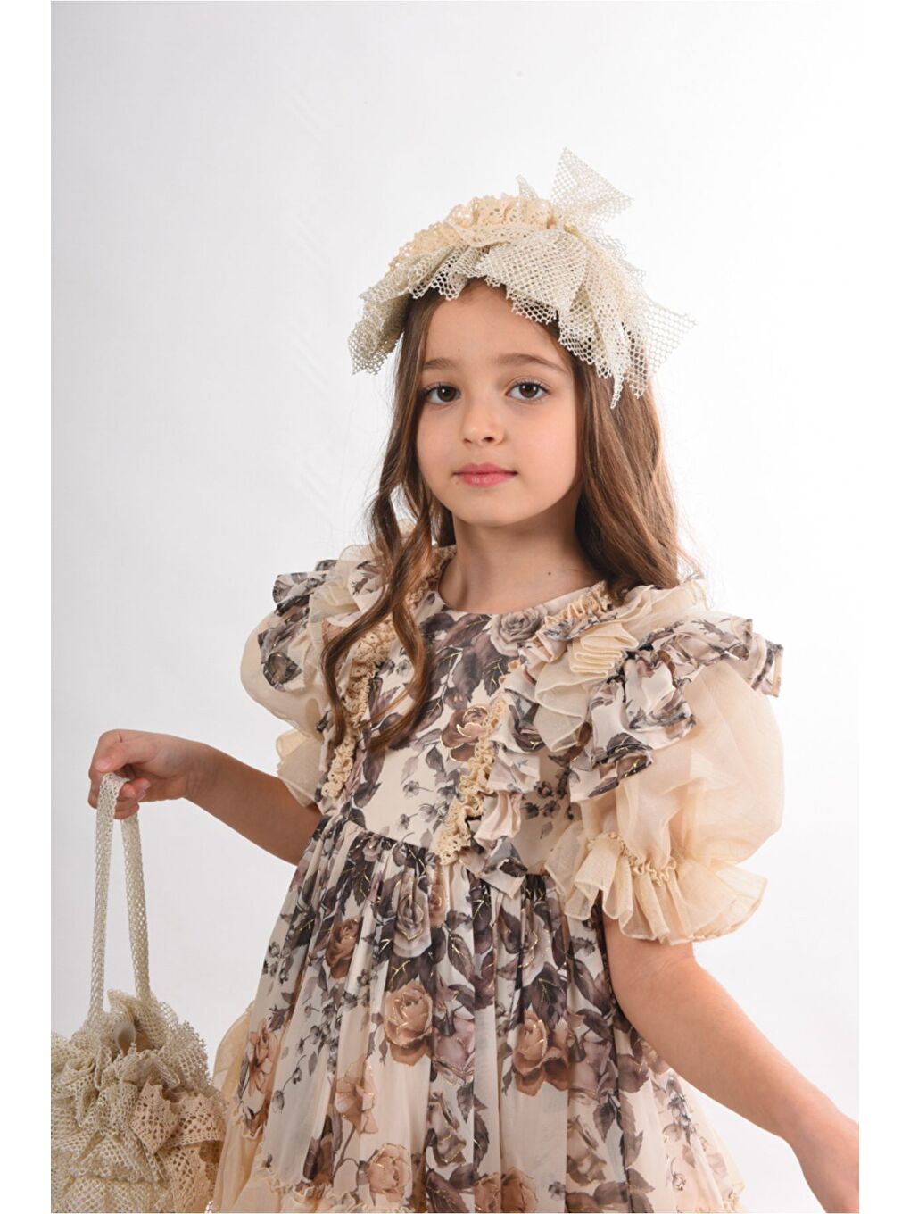 Bej Elbise Çanta ve Taç Aksesuarlı Fırfır Detaylı Kız Çocuk Elbise-5