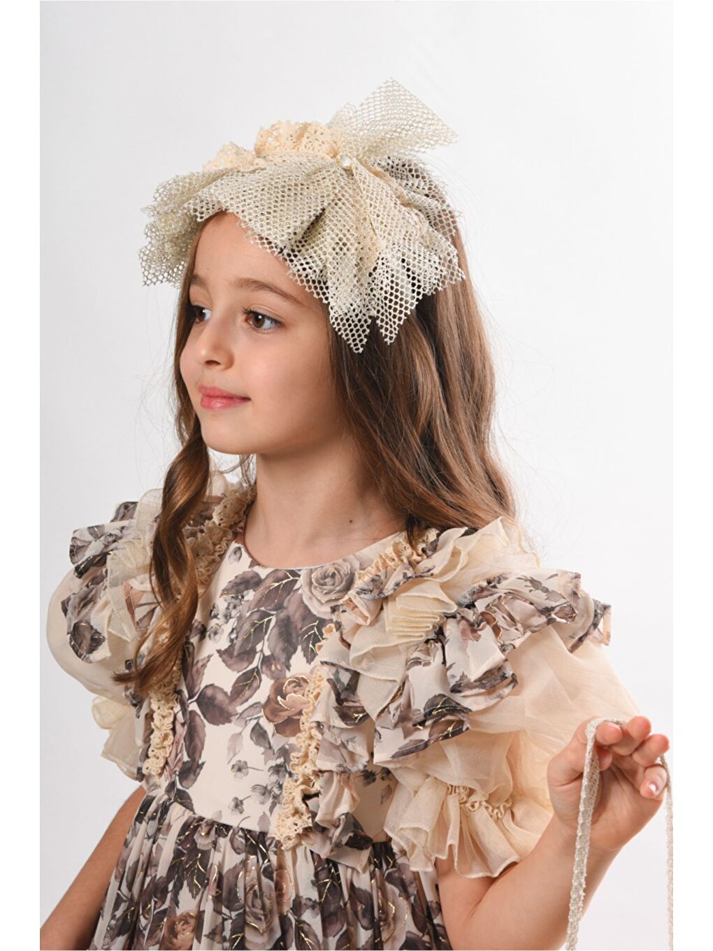 Bej Elbise Çanta ve Taç Aksesuarlı Fırfır Detaylı Kız Çocuk Elbise-7