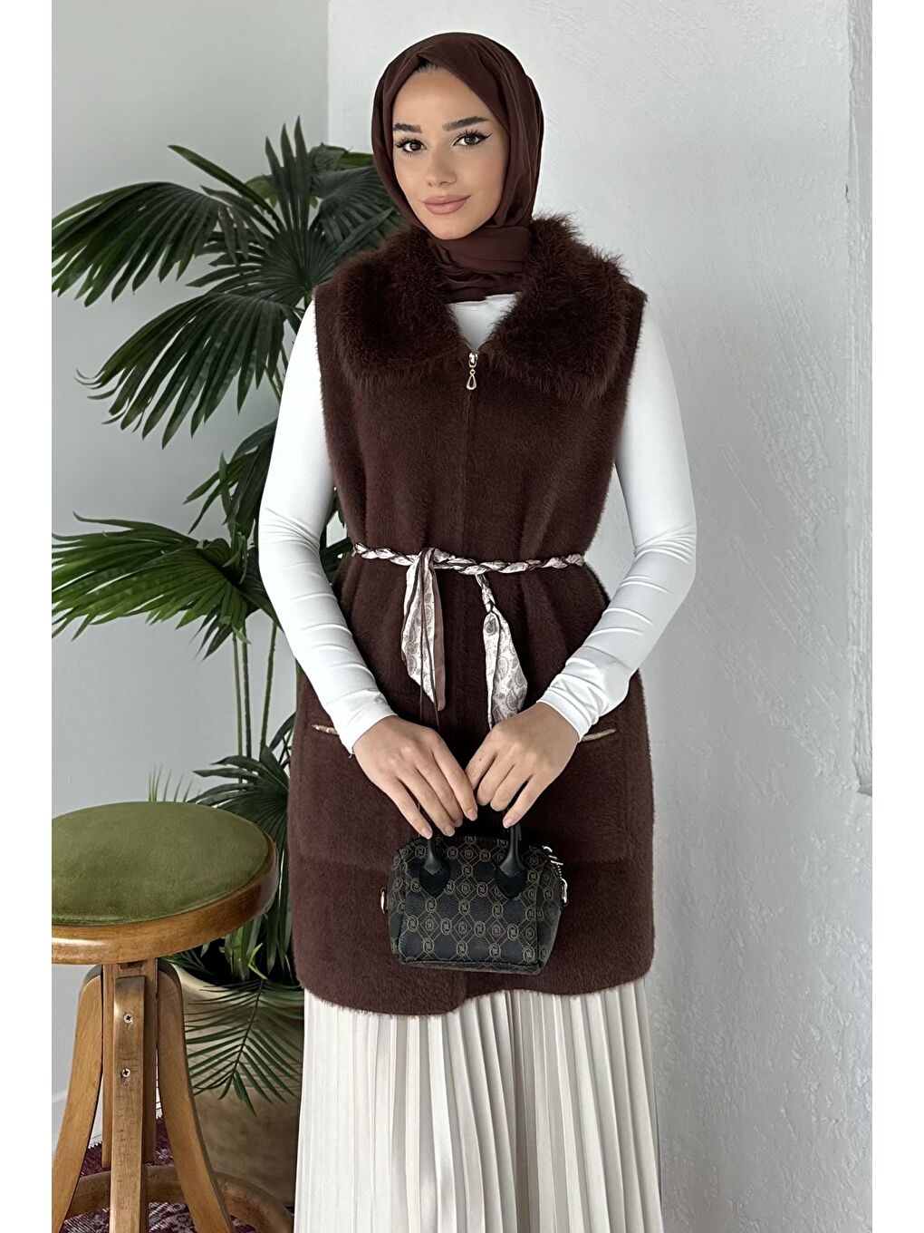 Kahverengi Gülseli Pelüş Detaylı Kemer Aksesuarlı Çift Cepli Tesettür Triko Yelek-3