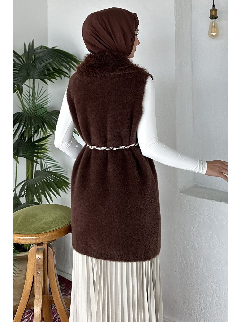 Kahverengi Gülseli Pelüş Detaylı Kemer Aksesuarlı Çift Cepli Tesettür Triko Yelek-5