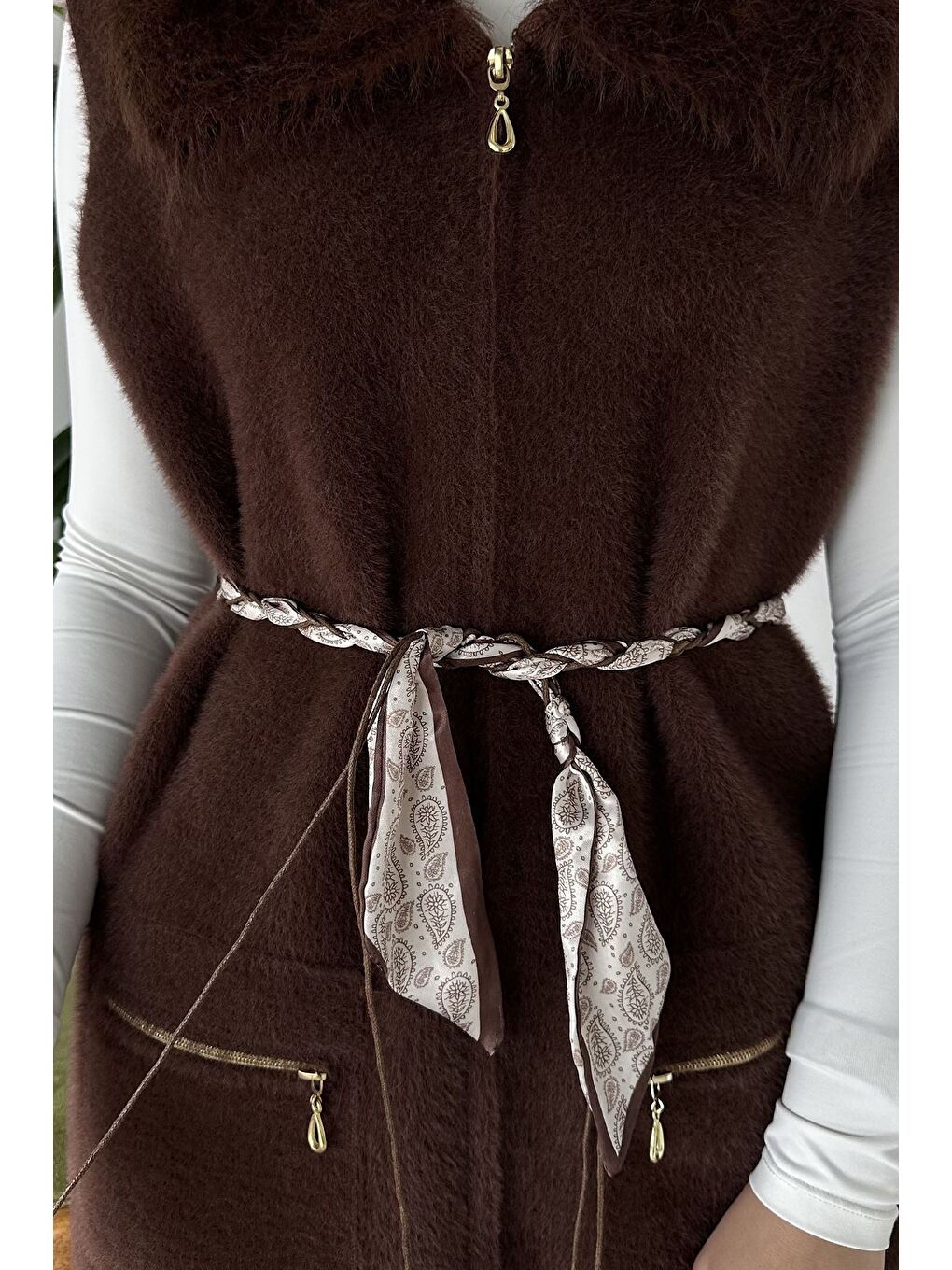 Kahverengi Gülseli Pelüş Detaylı Kemer Aksesuarlı Çift Cepli Tesettür Triko Yelek-7