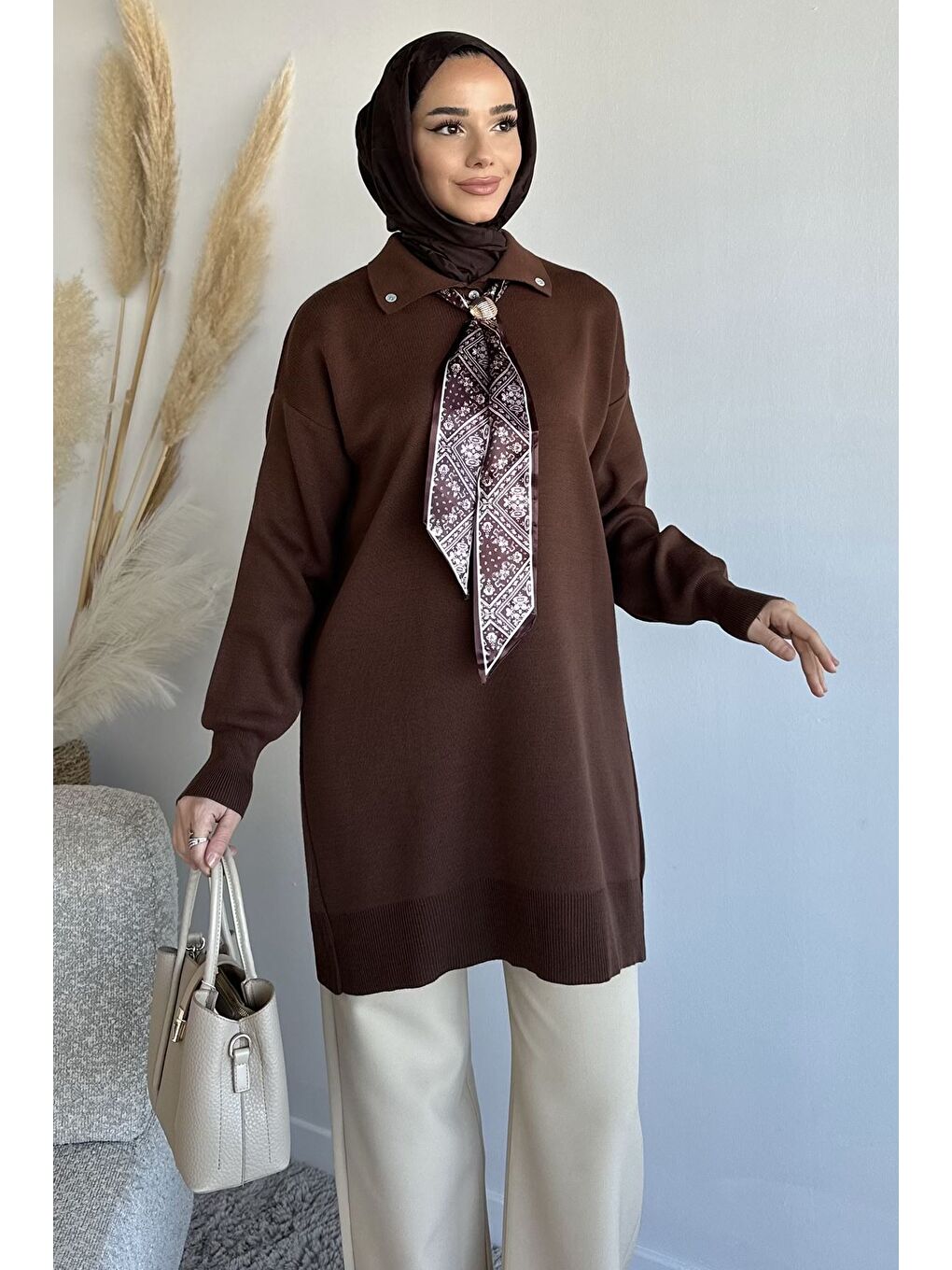 Kahverengi Gülseli Polo Yaka Fular Aksesuarlı Tesettür Triko Tunik-1