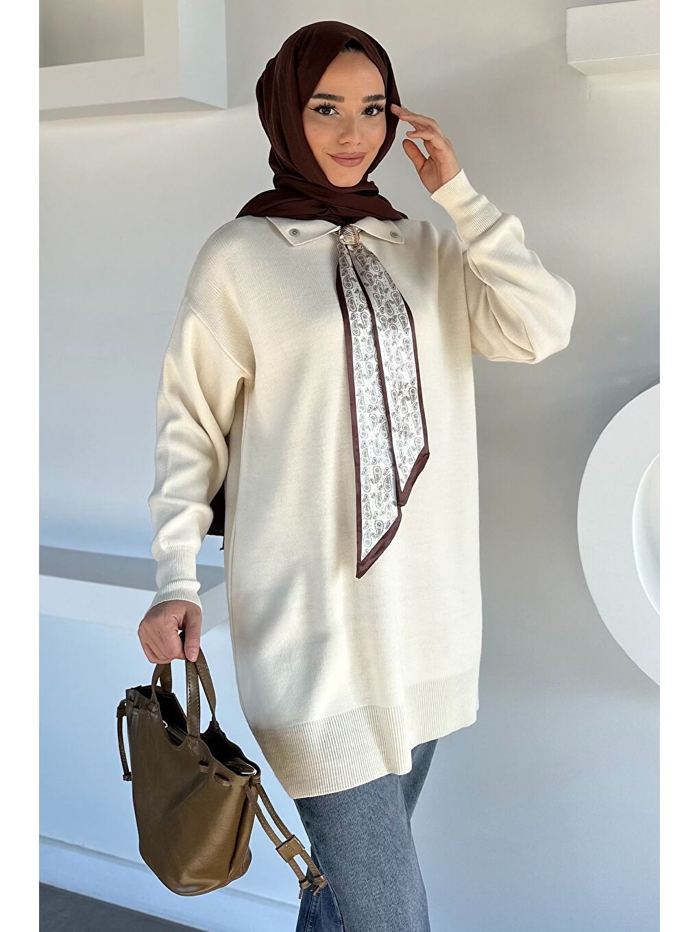 Ekru Gülseli Polo Yaka Fular Aksesuarlı Tesettür Triko Tunik-3