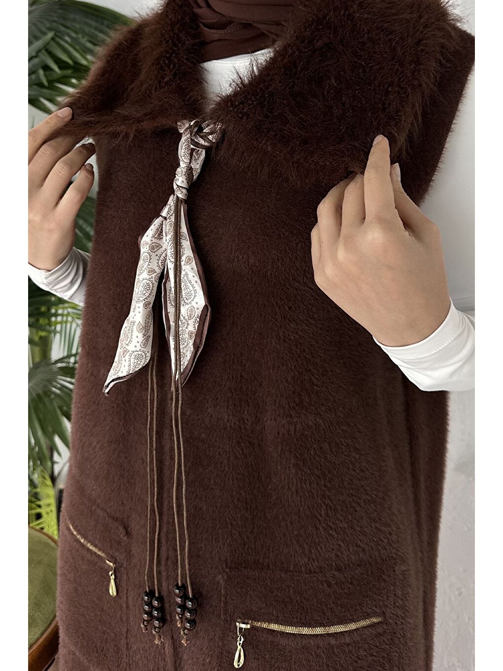 Kahverengi Gülseli Pelüş Detaylı Kemer Aksesuarlı Çift Cepli Tesettür Triko Yelek-9