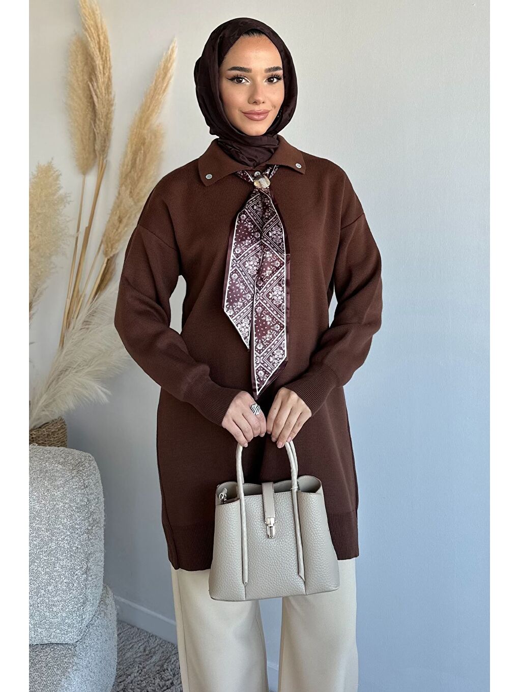 Kahverengi Gülseli Polo Yaka Fular Aksesuarlı Tesettür Triko Tunik-2