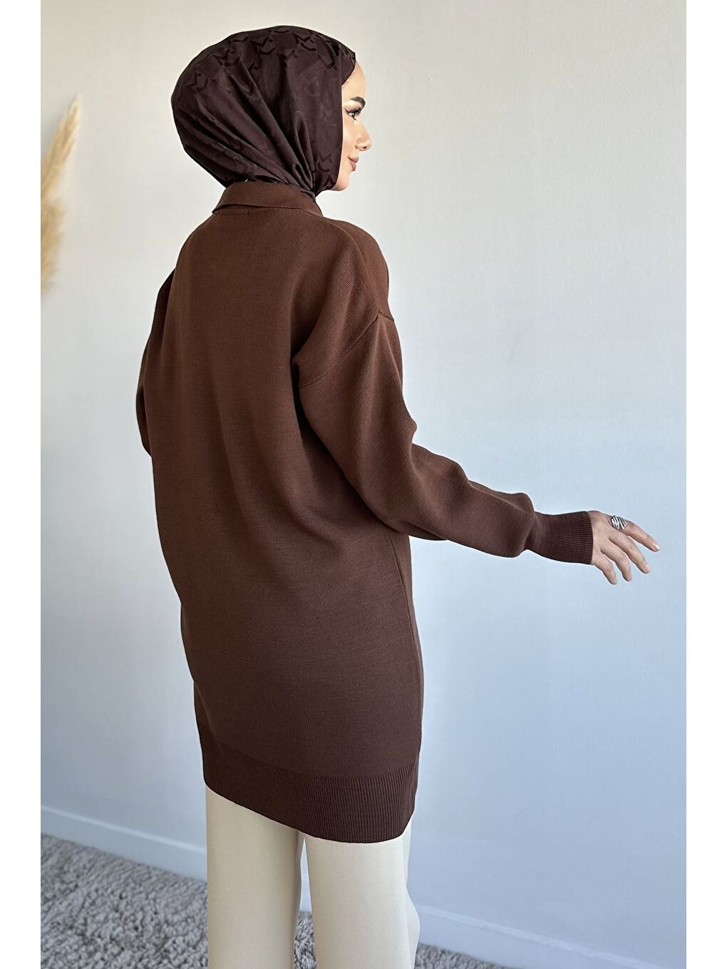 Kahverengi Gülseli Polo Yaka Fular Aksesuarlı Tesettür Triko Tunik-5