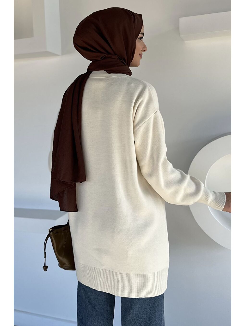Ekru Gülseli Polo Yaka Fular Aksesuarlı Tesettür Triko Tunik-5