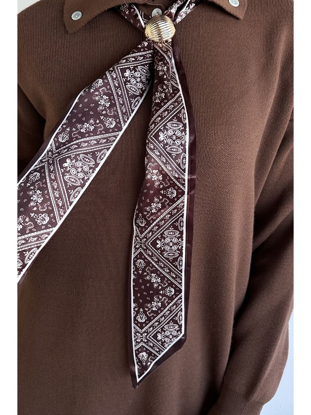 Kahverengi Gülseli Polo Yaka Fular Aksesuarlı Tesettür Triko Tunik-6