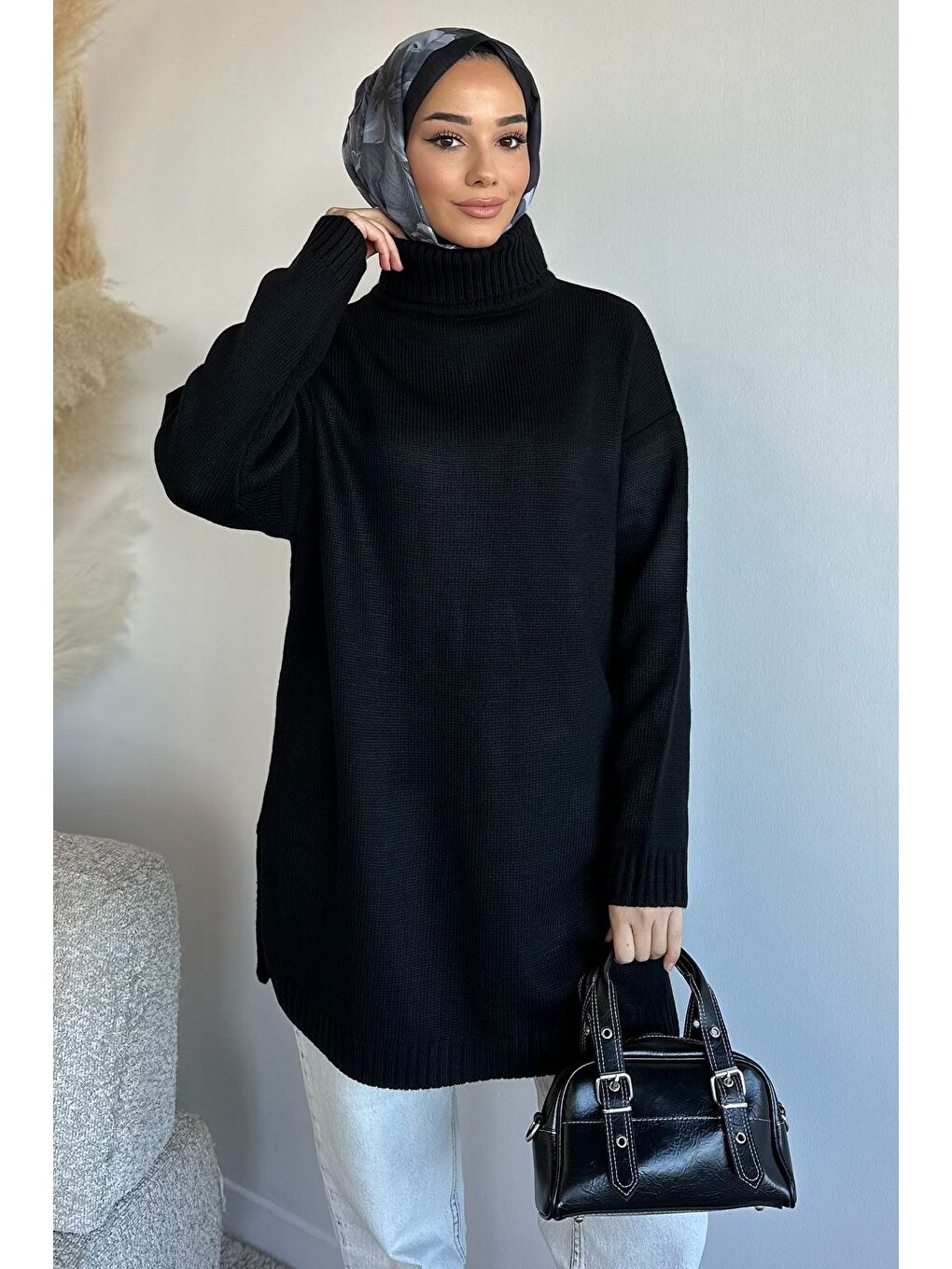 Siyah Gülseli Balıkçı Yaka Yırtmaçlı Tesettür Triko Tunik-1