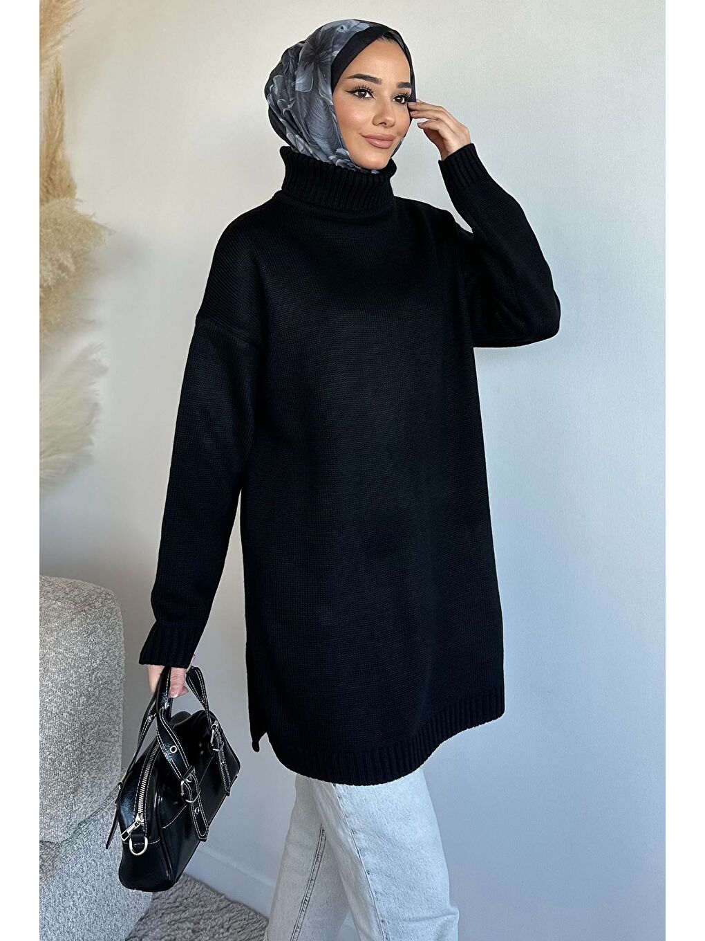 Siyah Gülseli Balıkçı Yaka Yırtmaçlı Tesettür Triko Tunik-3