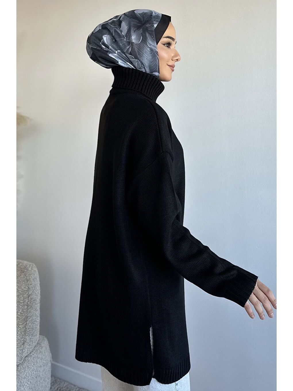 Siyah Gülseli Balıkçı Yaka Yırtmaçlı Tesettür Triko Tunik-4