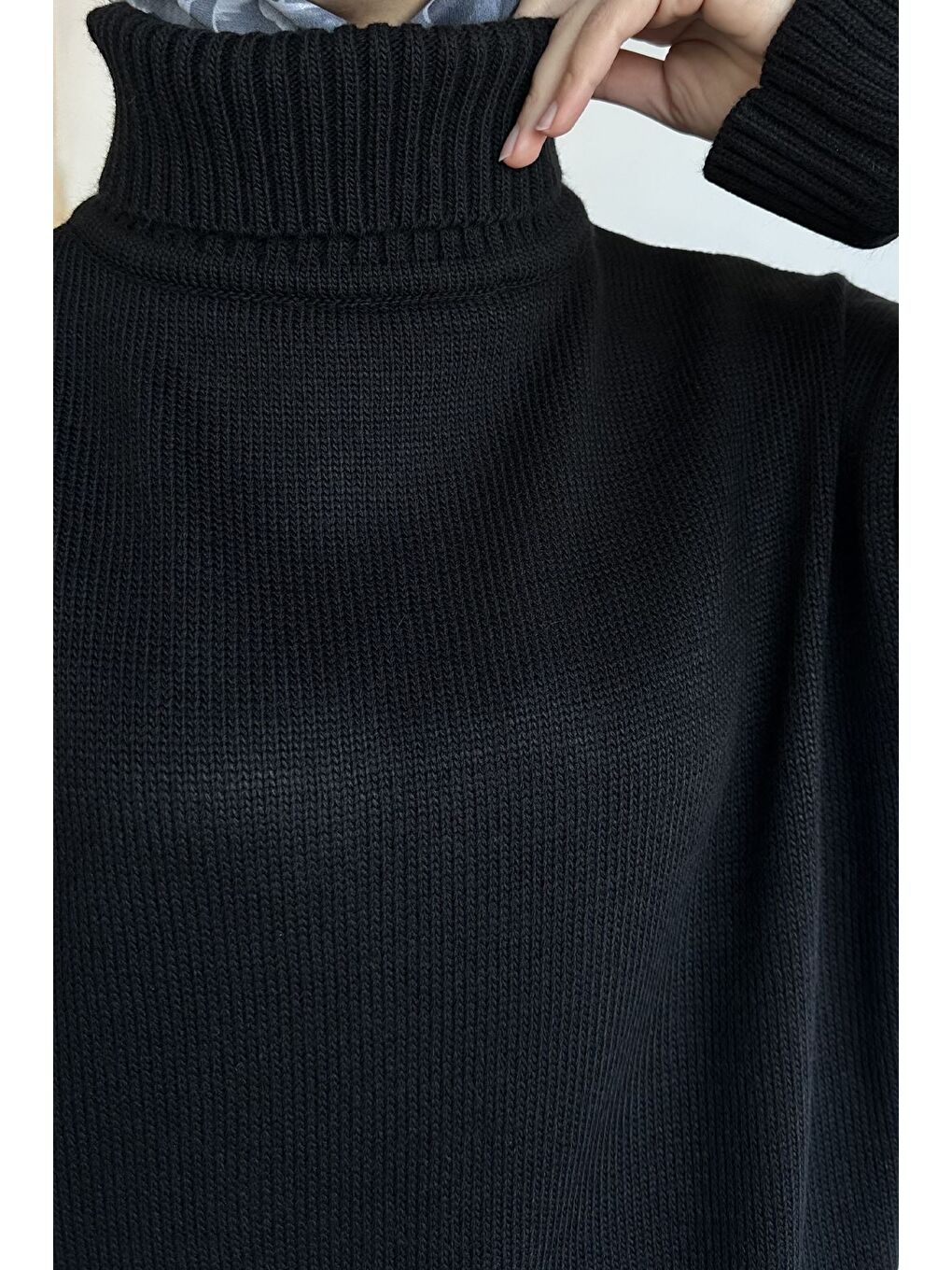 Siyah Gülseli Balıkçı Yaka Yırtmaçlı Tesettür Triko Tunik-6