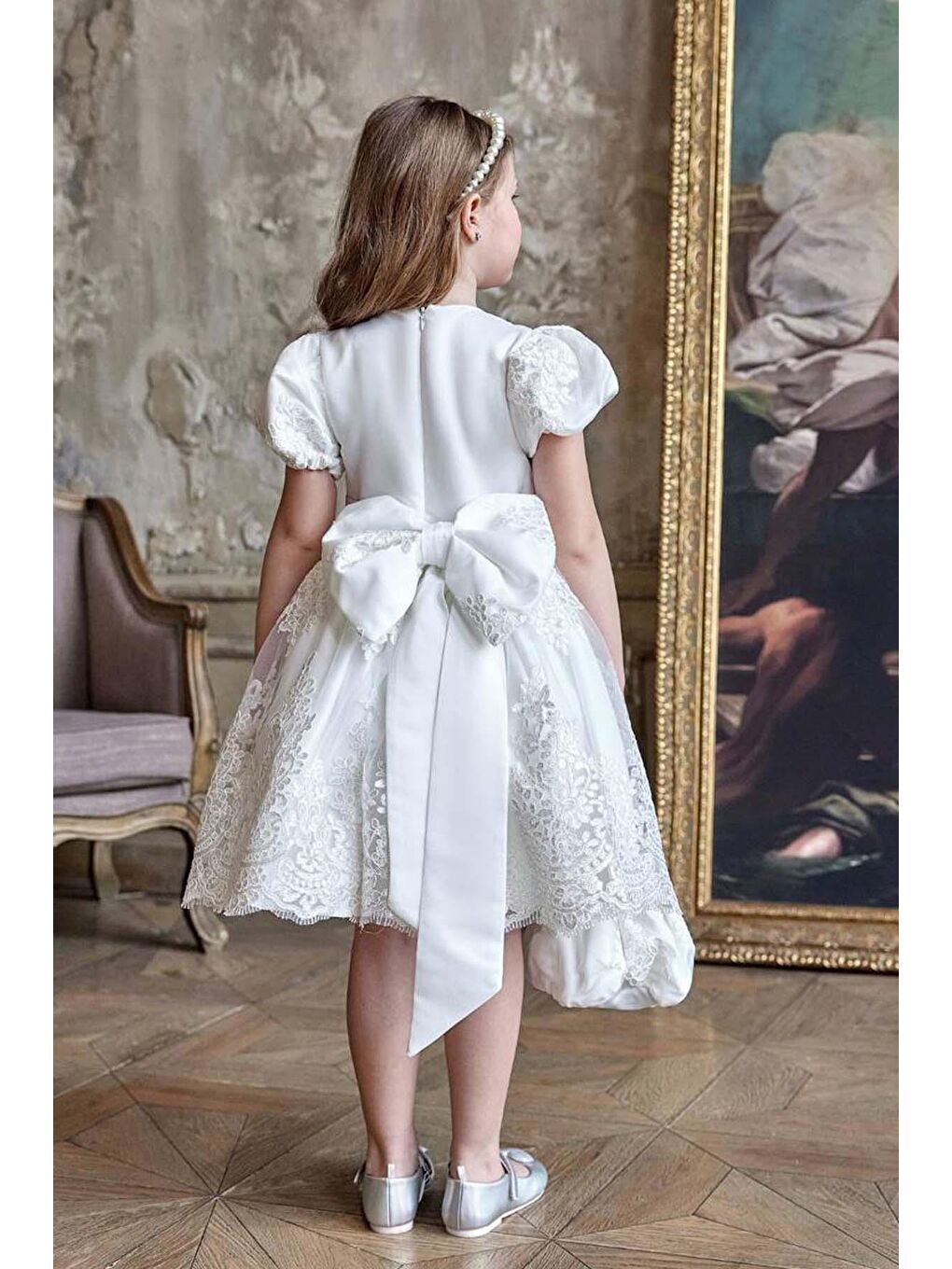 Kız Çocuk Bebe Yaka Detaylı Üzeri Boydan Dantel İşlemeli Astarlı Kabarık Beyaz Abiye-1