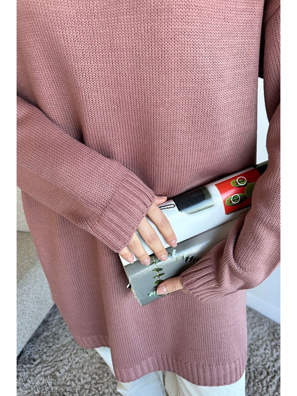 Pembe Gülseli Balıkçı Yaka Yırtmaçlı Tesettür Triko Tunik-3