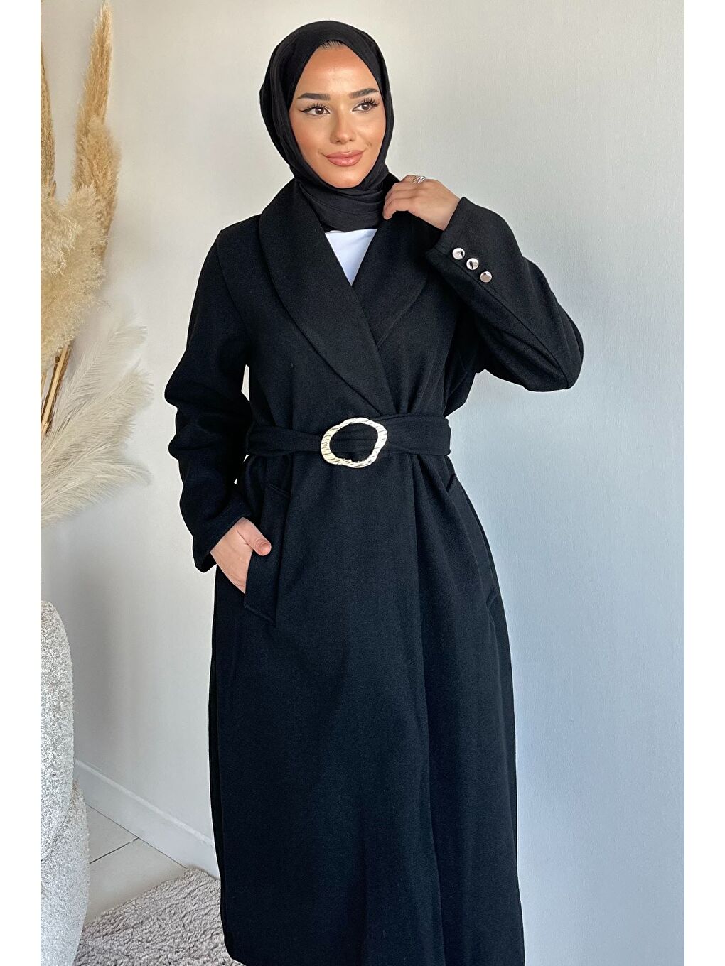 Siyah Bel Kuşaklı Gold Toka Detaylı Tesettür Kaşe Kaban-3