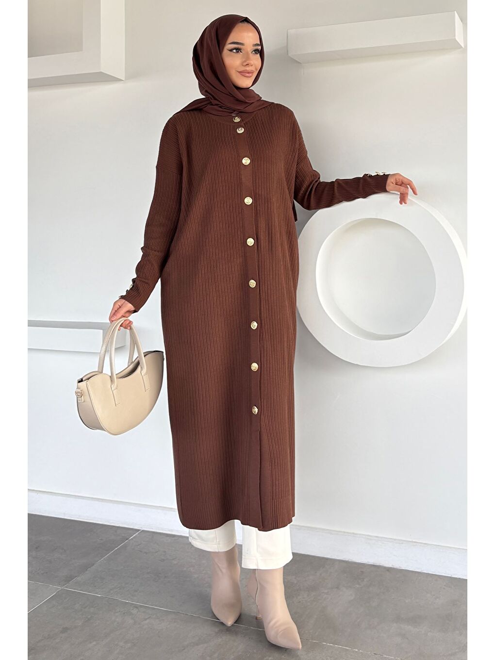 Kahverengi Gold Düğmeli Kendinden Çizgi Desenli Tesettür Triko Hırka