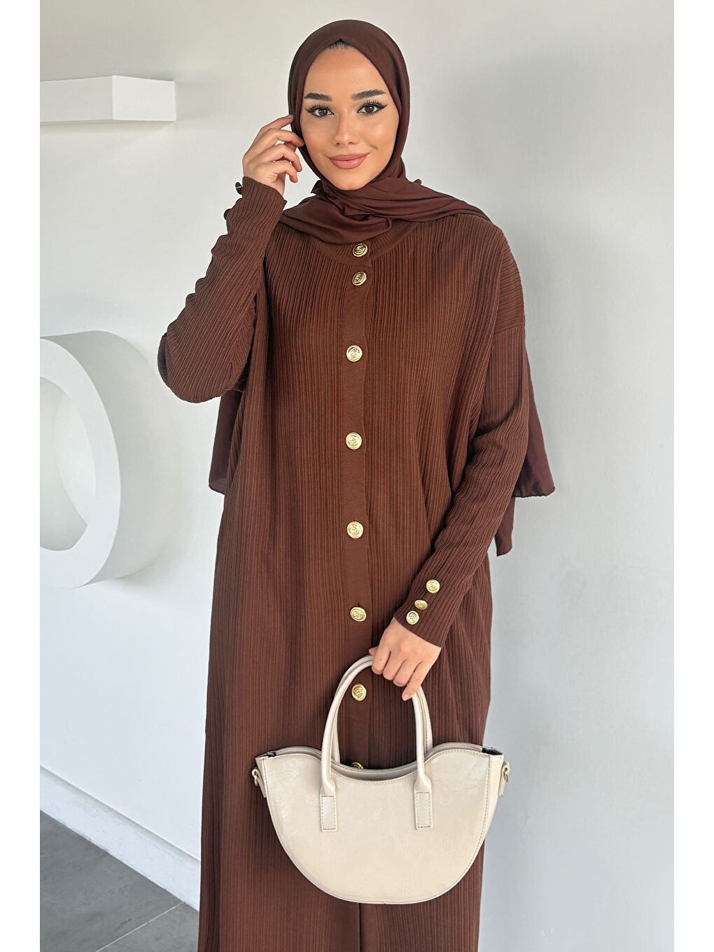 Kahverengi Gold Düğmeli Kendinden Çizgi Desenli Tesettür Triko Hırka-2