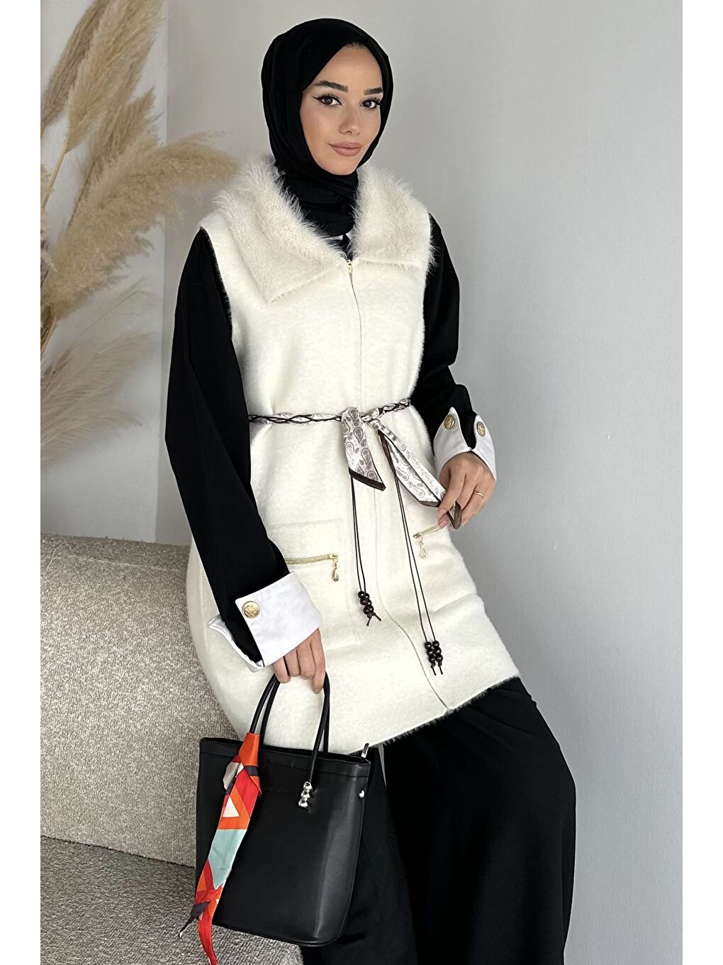 Ekru Gülseli Pelüş Detaylı Kemer Aksesuarlı Çift Cepli Tesettür Triko Yelek