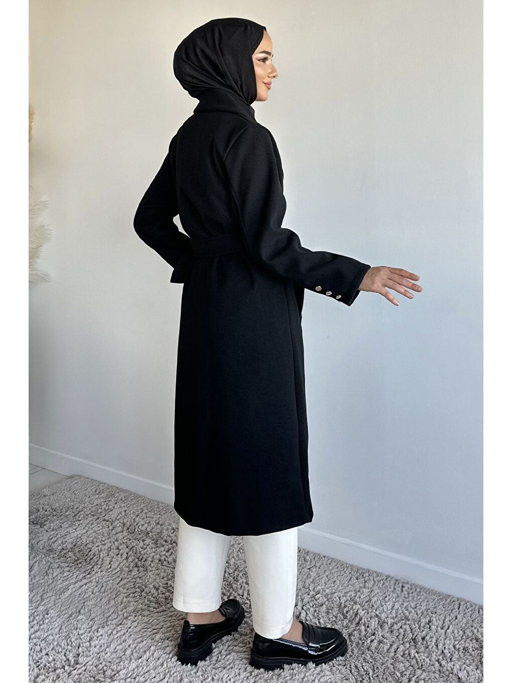 Siyah Bel Kuşaklı Gold Toka Detaylı Tesettür Kaşe Kaban-4