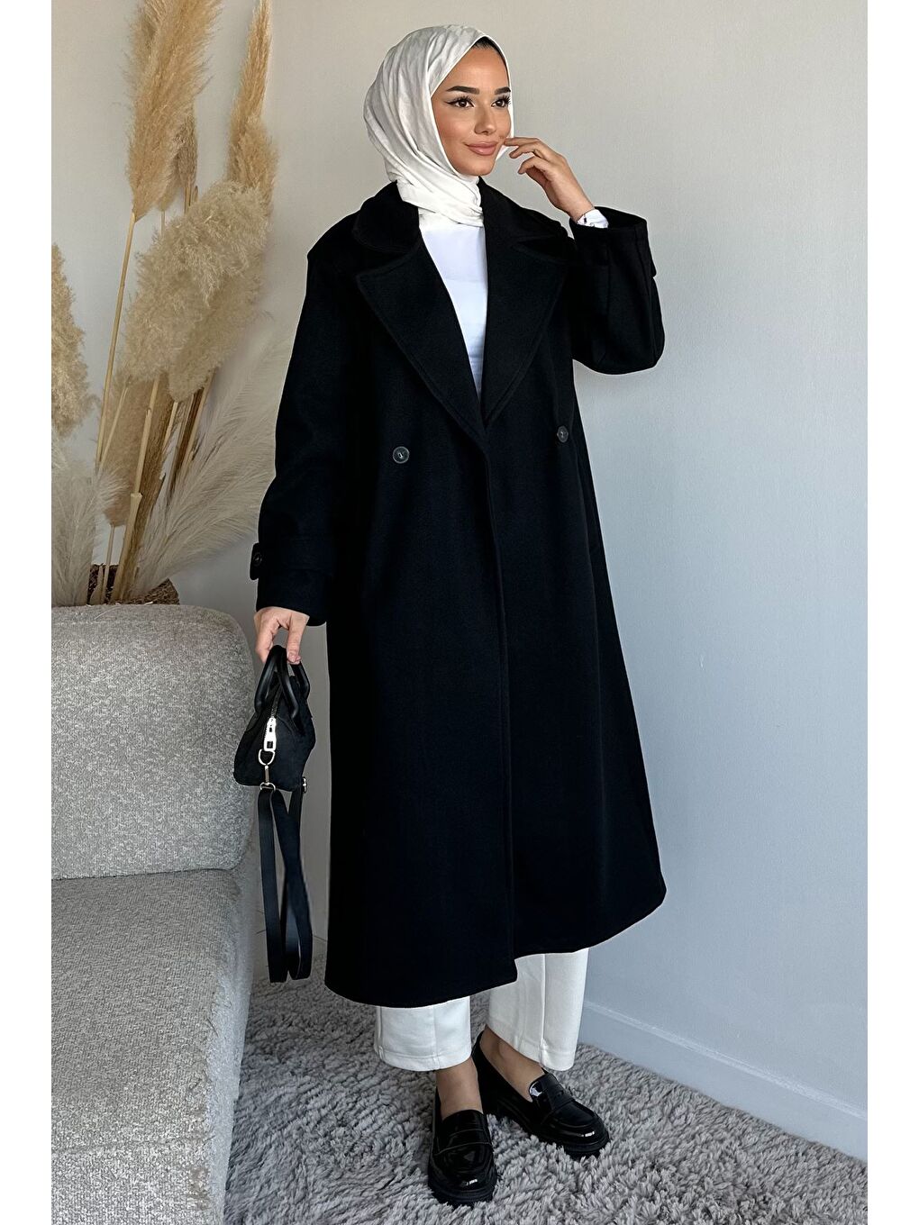 Siyah Kruvaze Yaka Çift Cepli Tesettür Kaşe Kaban