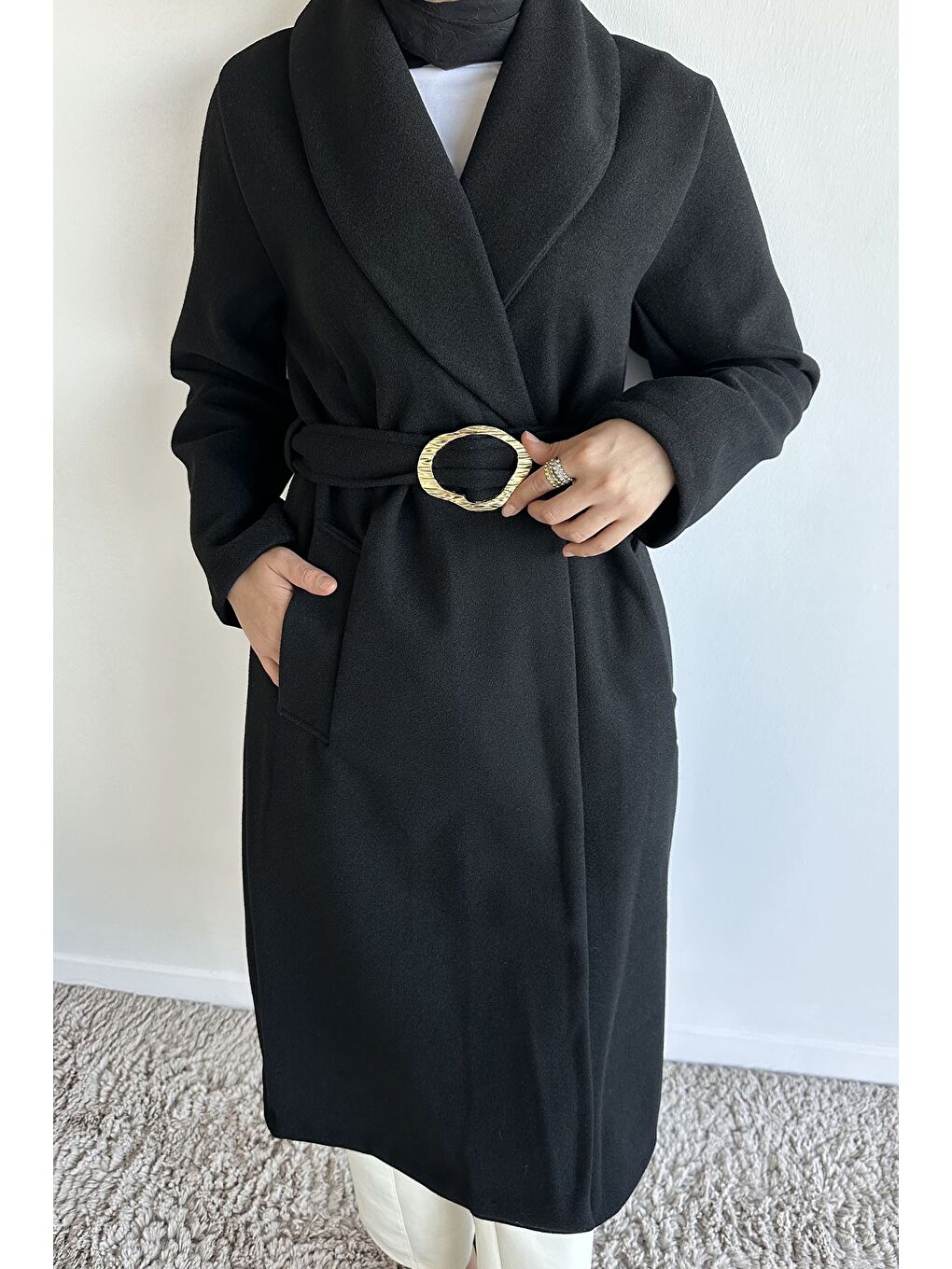 Siyah Bel Kuşaklı Gold Toka Detaylı Tesettür Kaşe Kaban-7