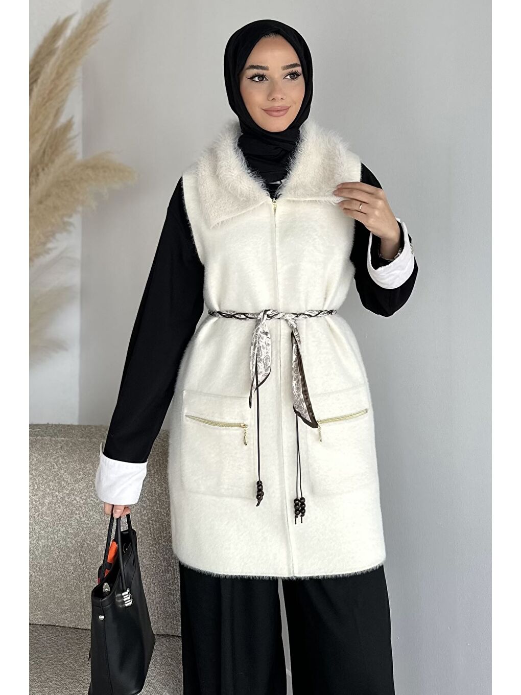 Ekru Gülseli Pelüş Detaylı Kemer Aksesuarlı Çift Cepli Tesettür Triko Yelek-2