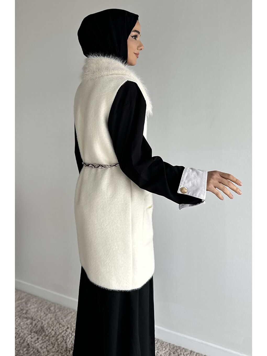 Ekru Gülseli Pelüş Detaylı Kemer Aksesuarlı Çift Cepli Tesettür Triko Yelek-4