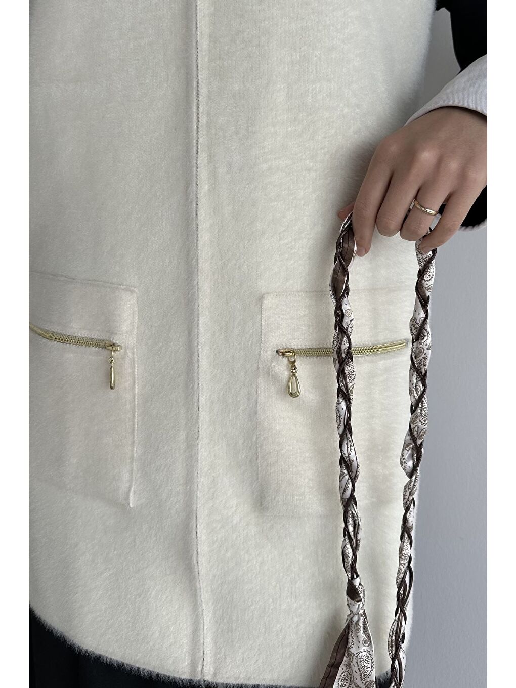 Ekru Gülseli Pelüş Detaylı Kemer Aksesuarlı Çift Cepli Tesettür Triko Yelek-6