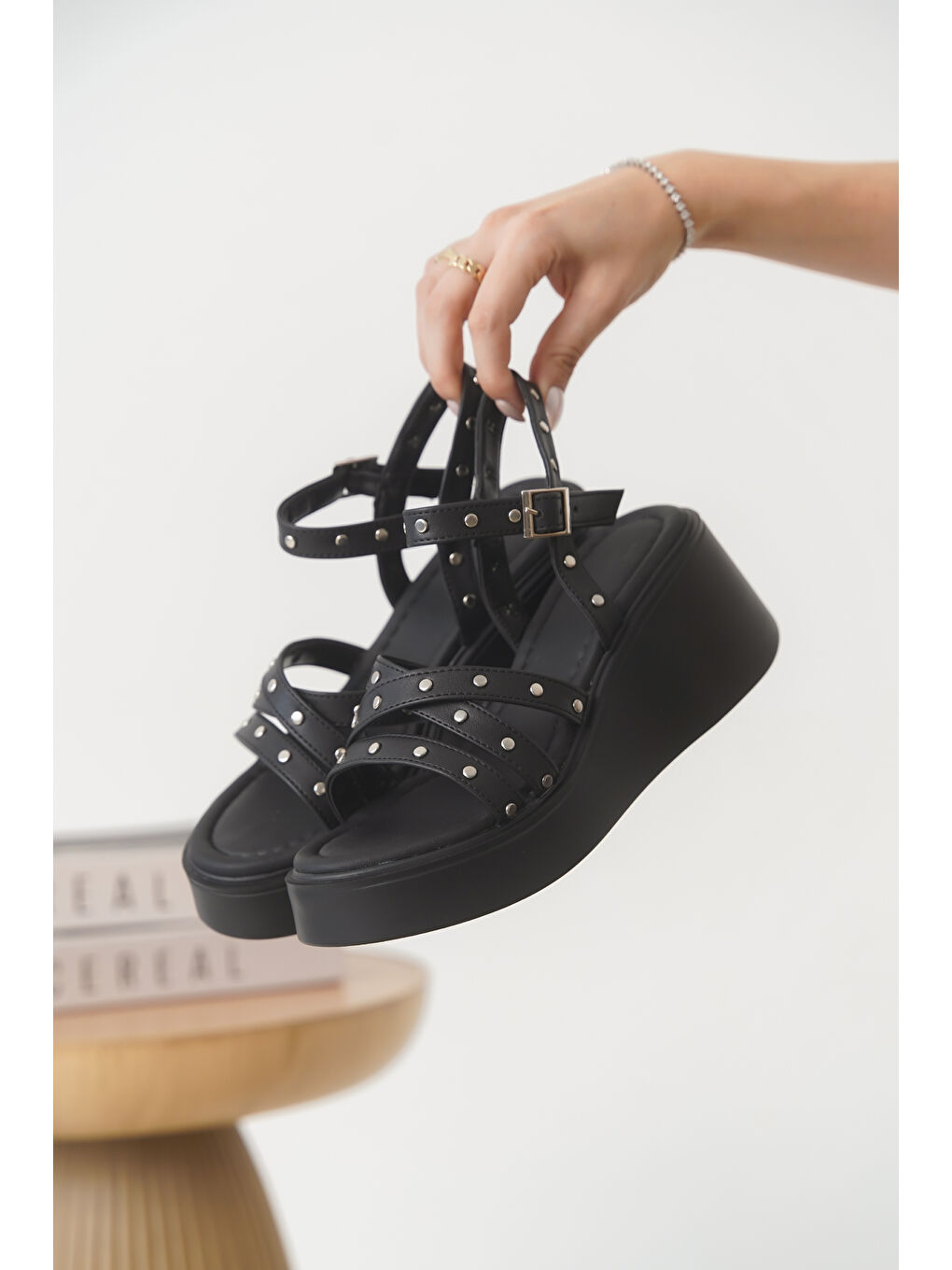 Siyah D2106 Günlük Ortopedik Klasik Dolgu Topuklu Sandalet-4