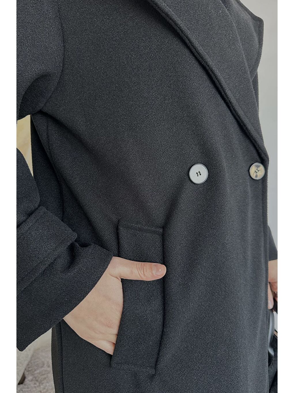 Siyah Kruvaze Yaka Çift Cepli Tesettür Kaşe Kaban-11