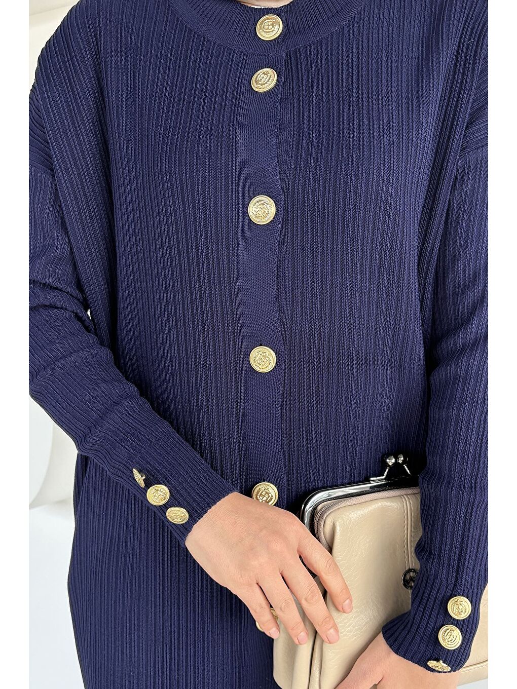 Lacivert Gold Düğmeli Kendinden Çizgi Desenli Tesettür Triko Hırka-7