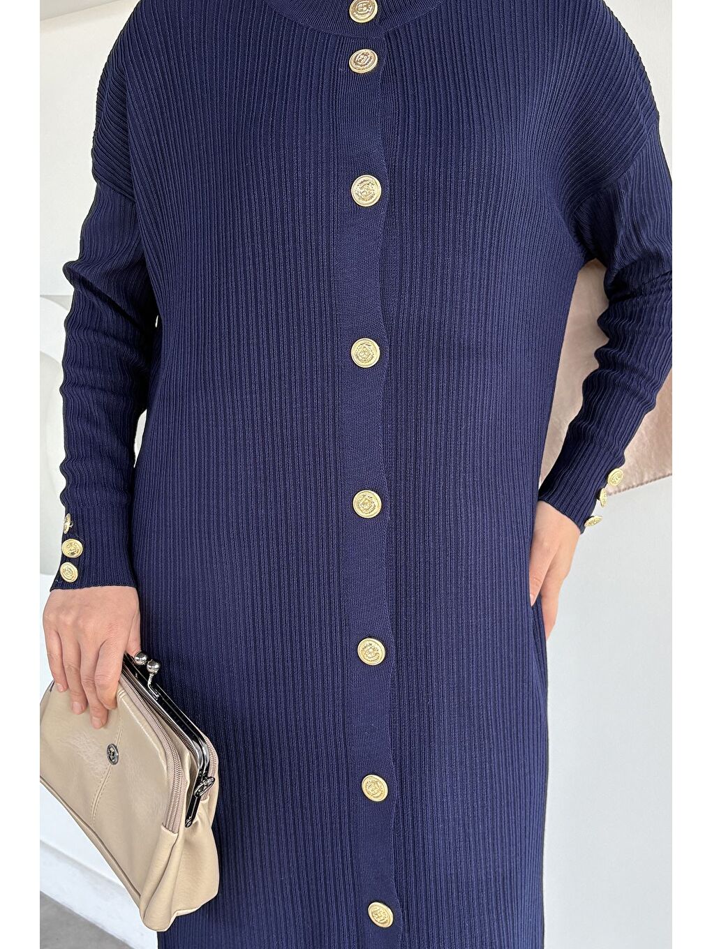 Lacivert Gold Düğmeli Kendinden Çizgi Desenli Tesettür Triko Hırka-8