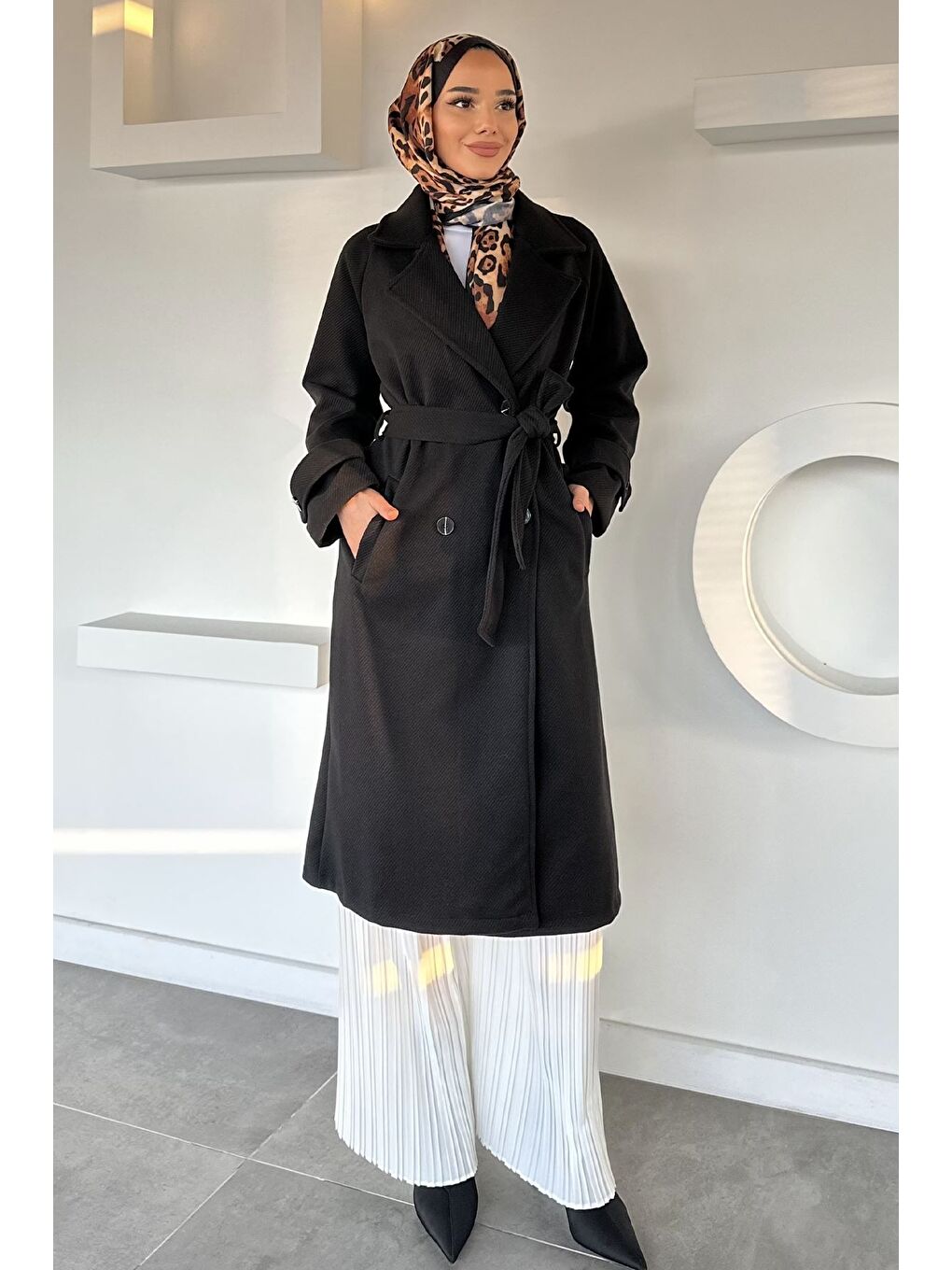 Siyah Kendinden Desenli Bel Kuşaklı Tesettür Kaban-3
