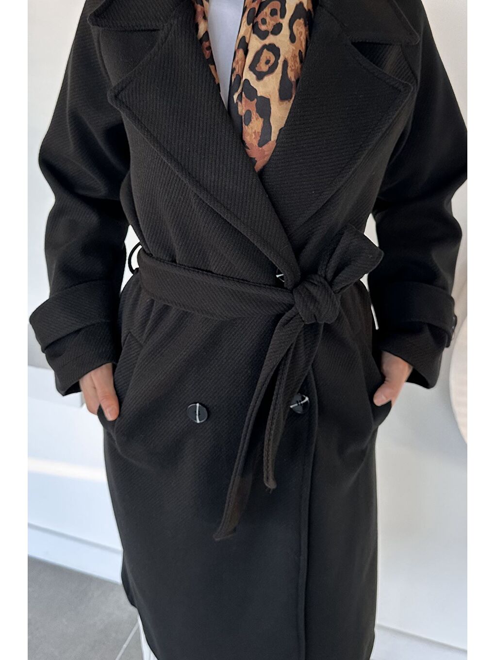 Siyah Kendinden Desenli Bel Kuşaklı Tesettür Kaban-5